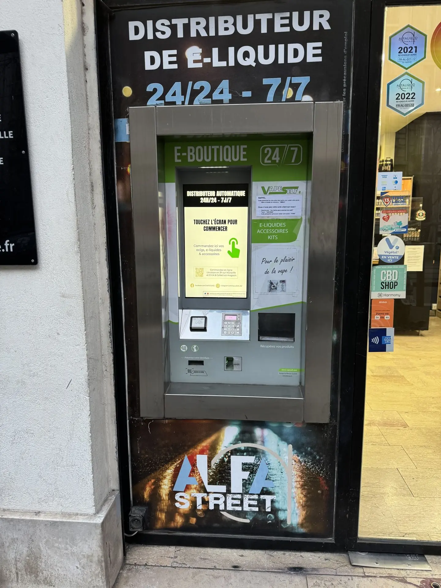 Distributeur automatique cigarette électronique Marseille 24/7